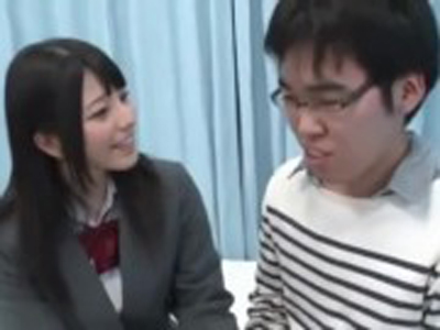 素人童貞クンに制服姿でご奉仕し種付け中出しさせてあげる上原亜衣