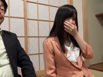 「え♡？何されてるの‥♡？」泥酔して意識朦朧の中輪姦されてしまった人妻さん
