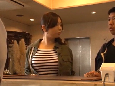 「え？ダブルの部屋…？」後輩のミスでダブルの相部屋になってしまった爆乳OLが1To指導