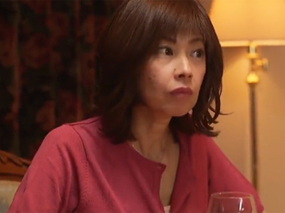 昔から好きだった母親の友人に久々の再会→美貌に耐えきれず夜這いを仕掛けハメハメ